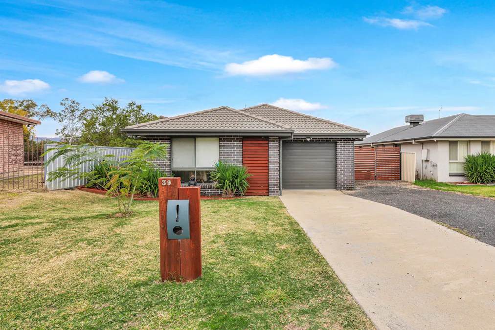 39 Nowland Crescent, Westdale, NSW, 2340 - Image 2