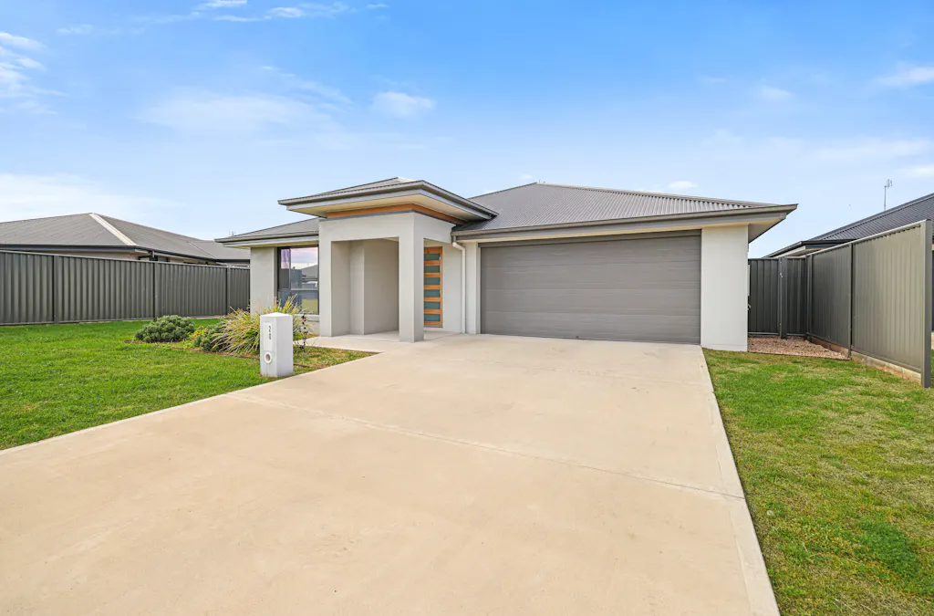 20 Gilbert Drive, Tamworth, NSW, 2340 - Image 2