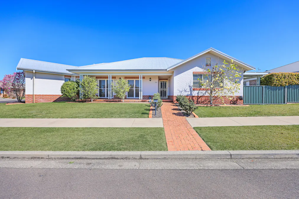 90 Grant Street, Tamworth, NSW, 2340 - Image 1