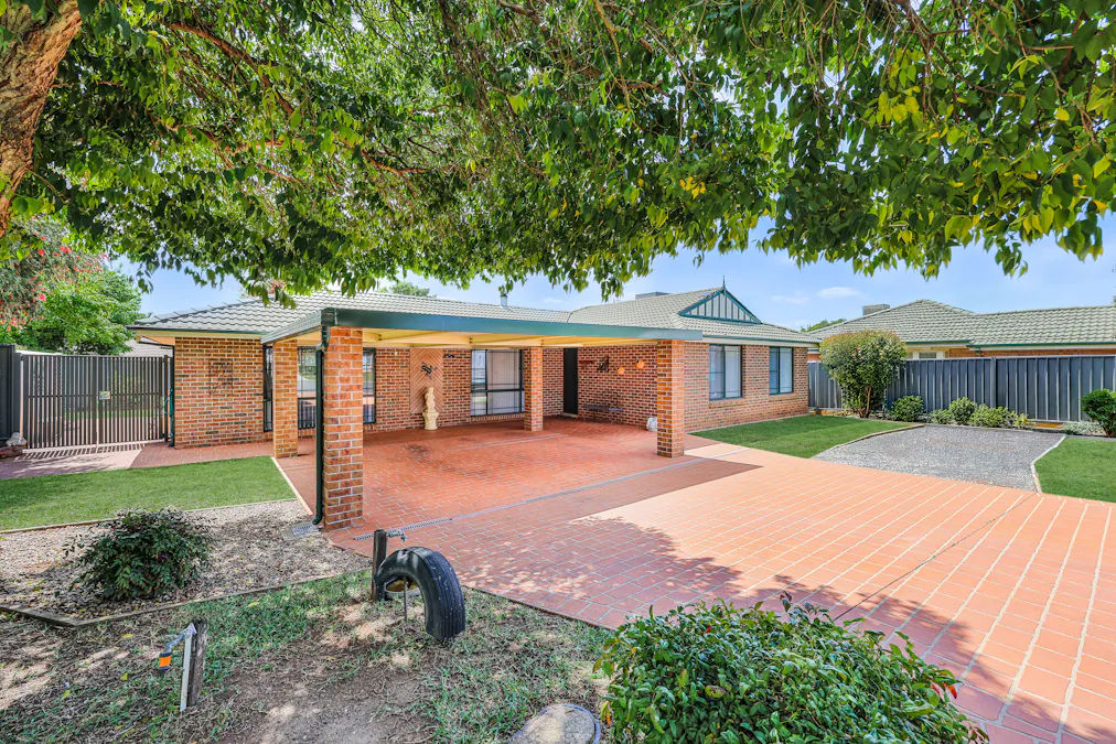 18 Caley Close, Tamworth, NSW, 2340 - Image 1
