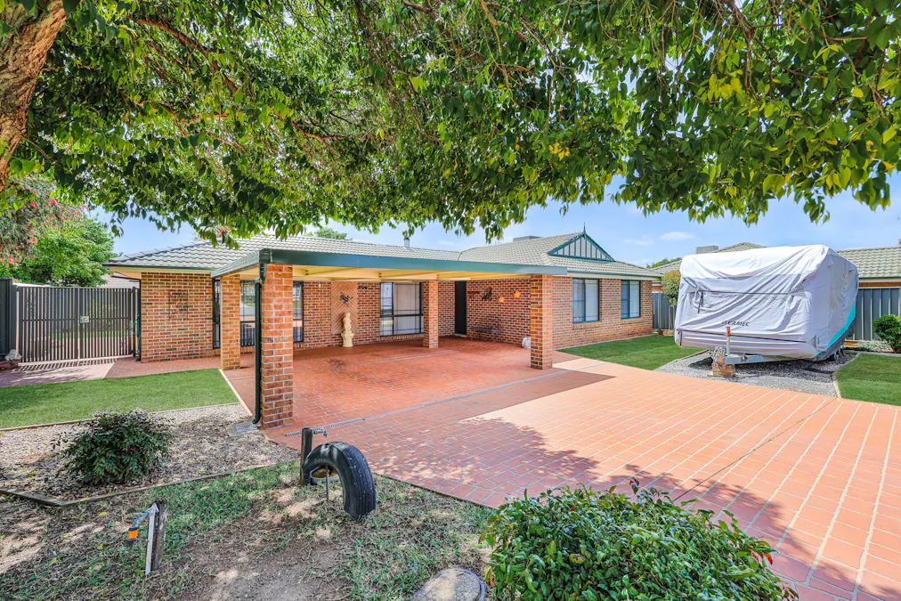 18 Caley Close, Tamworth, NSW, 2340 - Image 2