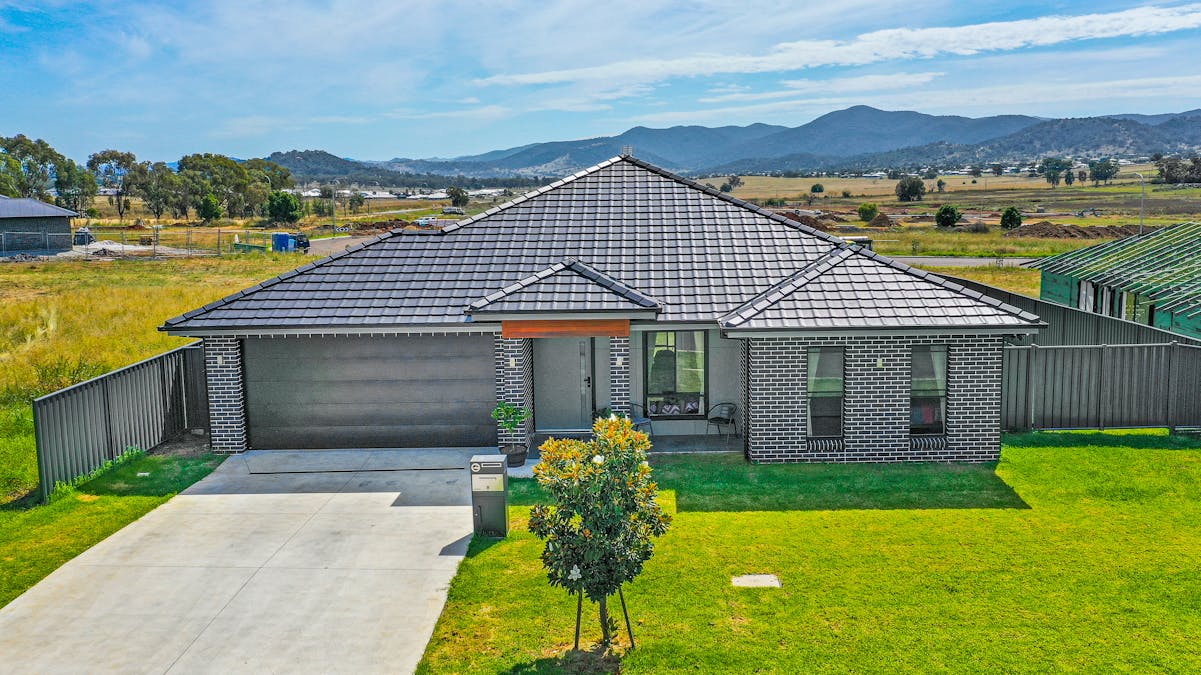 8 Grand Meadows Drive, Tamworth, NSW, 2340 - Image 1