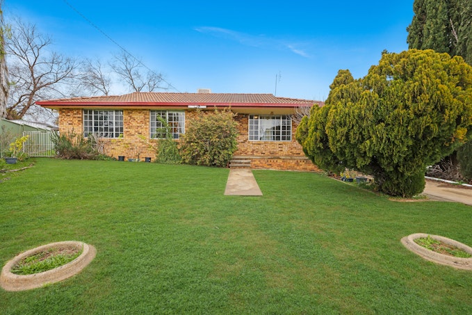 8 Frederick Place, Tamworth, NSW, 2340 - Image 1