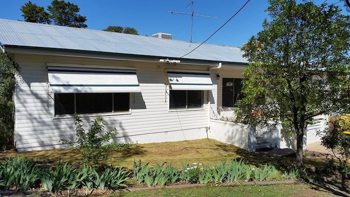 11 Rosedale Avenue, Tamworth, NSW, 2340 - Image 2