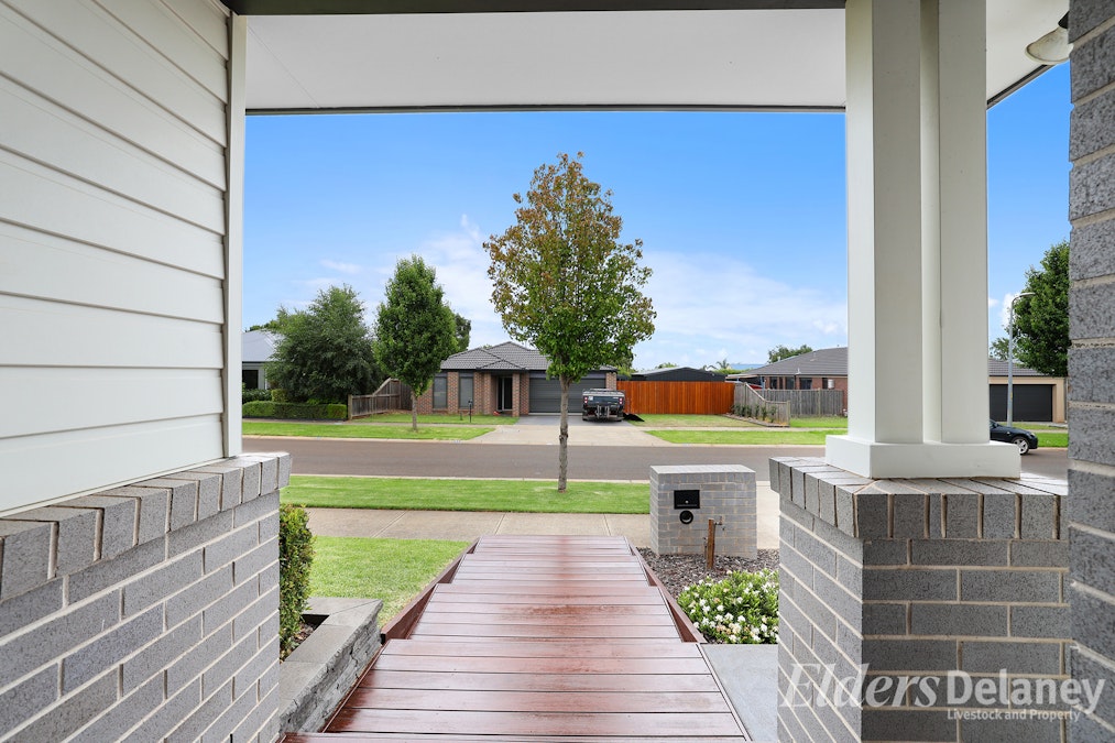 42 Timbertop Crescent, Drouin, VIC, 3818 - Image 2