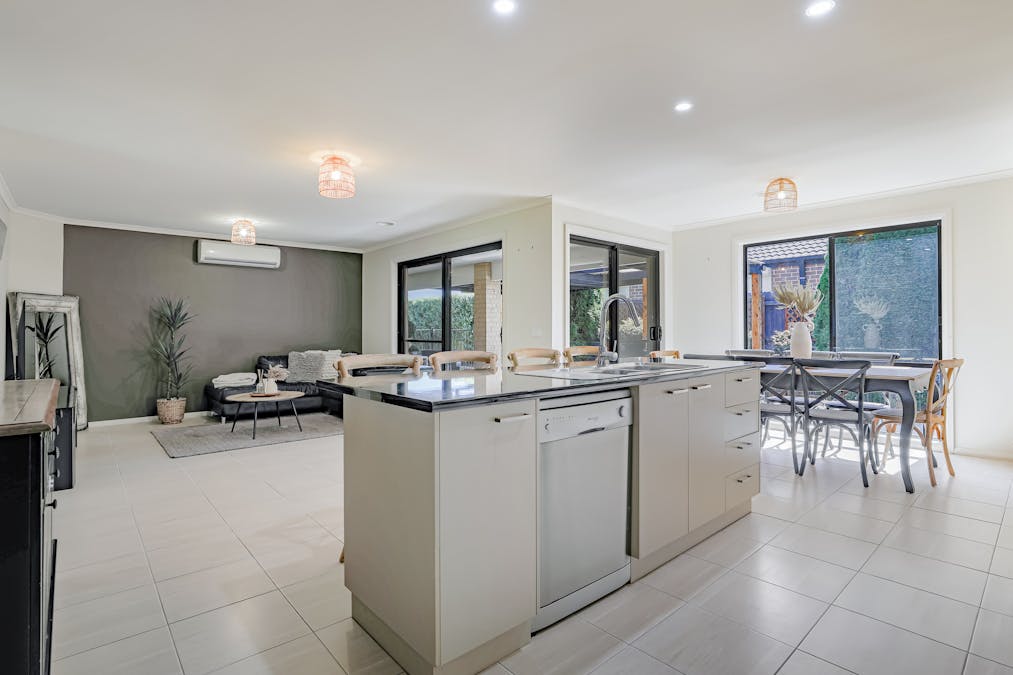 6 Crombe Court, Newborough, VIC, 3825 - Image 12