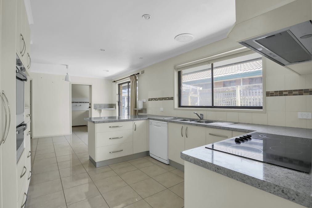 12 Moffat Street, Moe, VIC, 3825 - Image 3