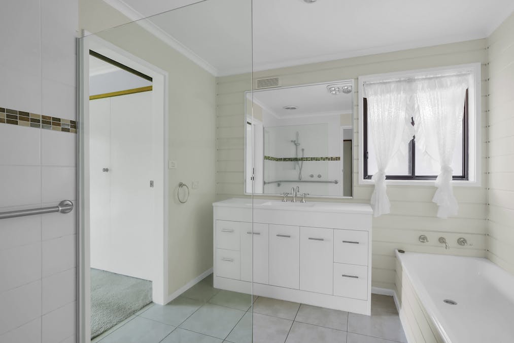 12 Moffat Street, Moe, VIC, 3825 - Image 7