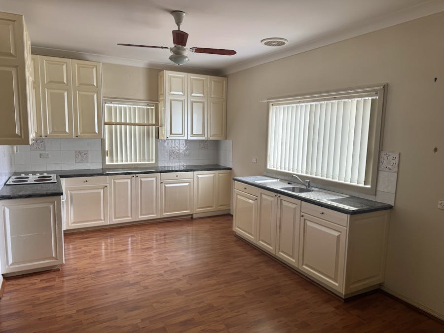 10 Thomas Street, Cowra, NSW, 2794 - Image 3