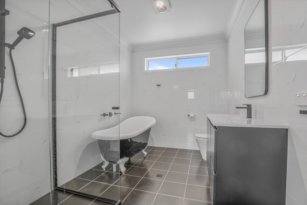 10a Northcott Dr, West Bathurst, NSW, 2795 - Image 4