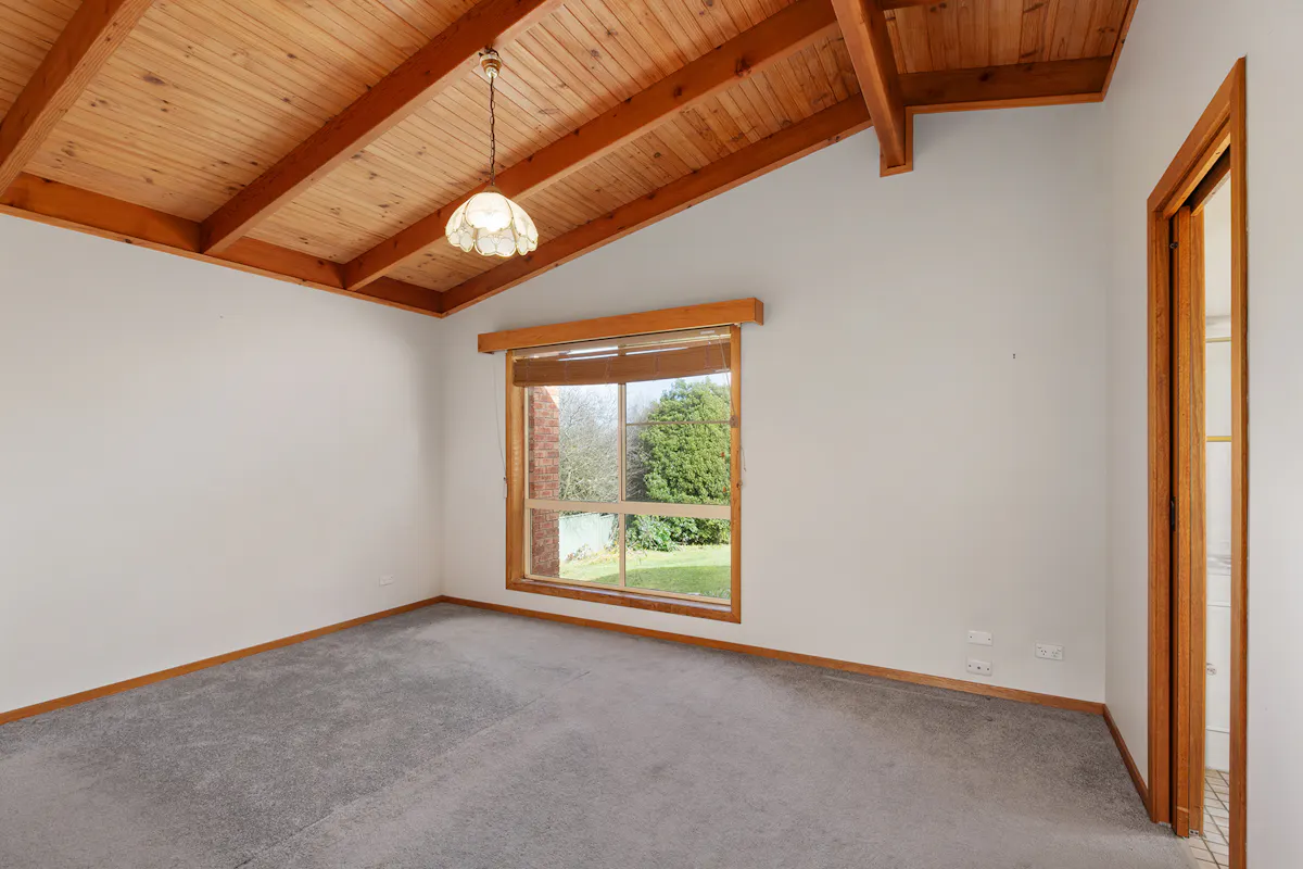 17 Glyndwr Ave — photo 8 of 19