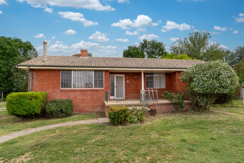 7 Amos Avenue, Blayney, NSW, 2799 - Image 1