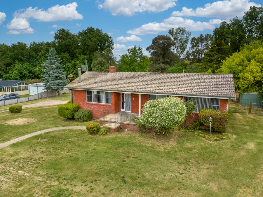 7 Amos Avenue, Blayney, NSW, 2799 - Image 3