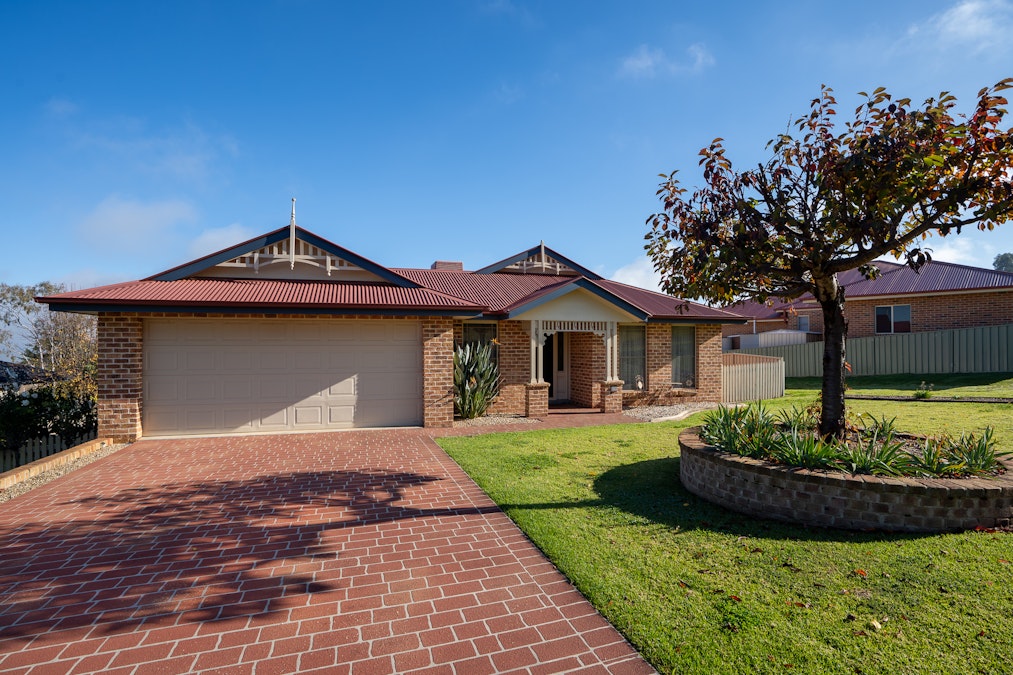 24 London Drive, Cowra, NSW, 2794 - Image 1